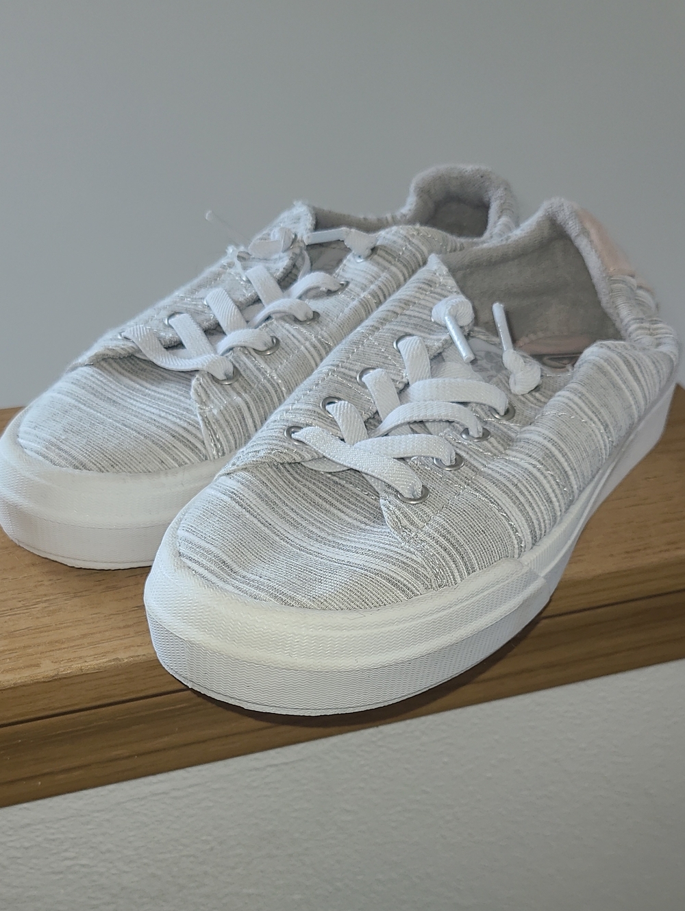 Roxy Rae Walk Shoes Casual Slip-On Knit Sneakers in Light Gray and White